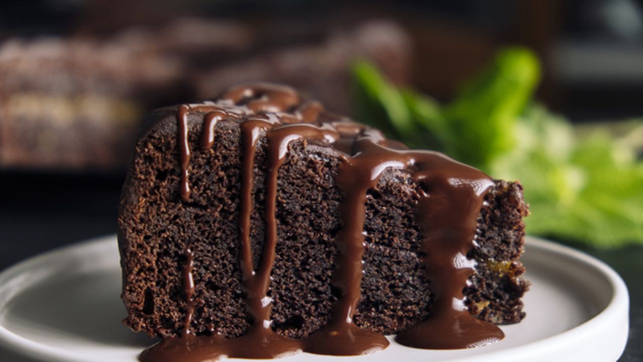 Komşularınız "Bu keki nasıl yaptın?" diye soracak: En iyi Kakaolu Islak Kek tarifi