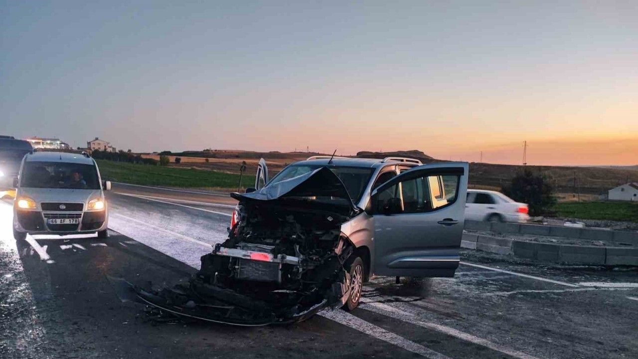 Hafif ticari araç kamyona çarptı: 5 yaralı