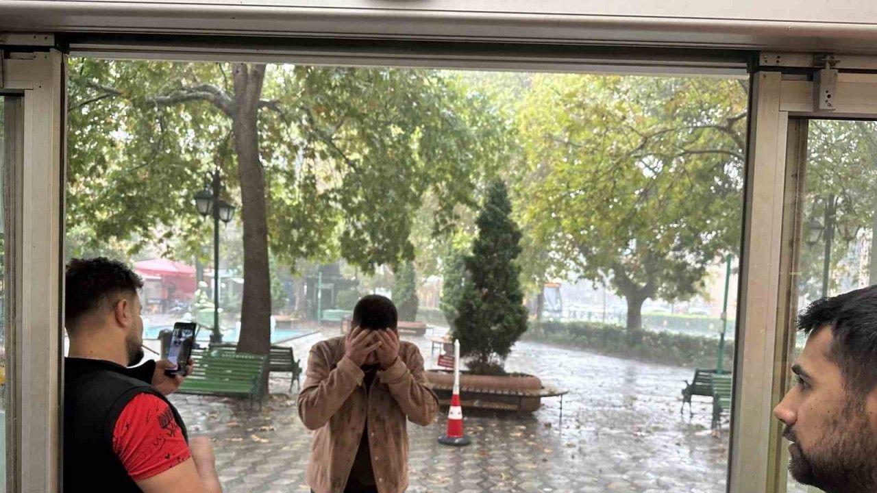 Yağmurdan kaçan vatandaşlar sığınacak yer aradı