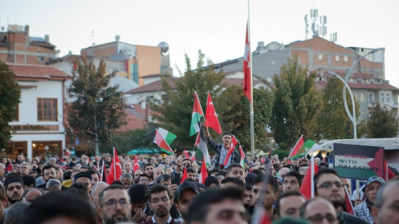 Çorum'da vatandaşlar İsrail'e "Büyük Filistin Yürüyüşü" ile tepki gösterdi