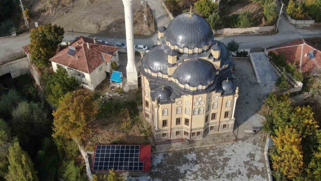 Bu caminin elektrik ihtiyacı güneş panellerinden karşılanıyor