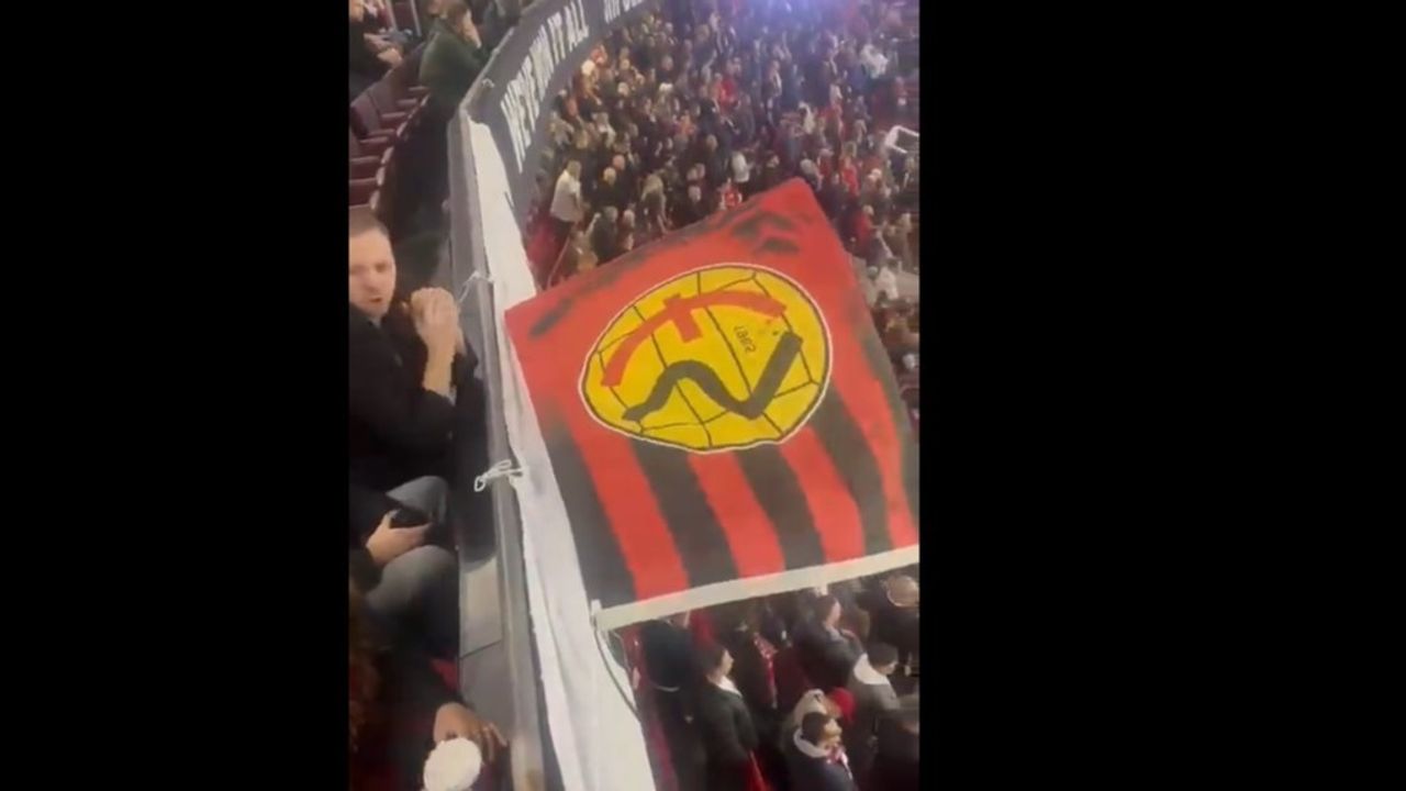 Eskişehirspor bayrağı Manchester derbisinde tribünlerde dalgalandı