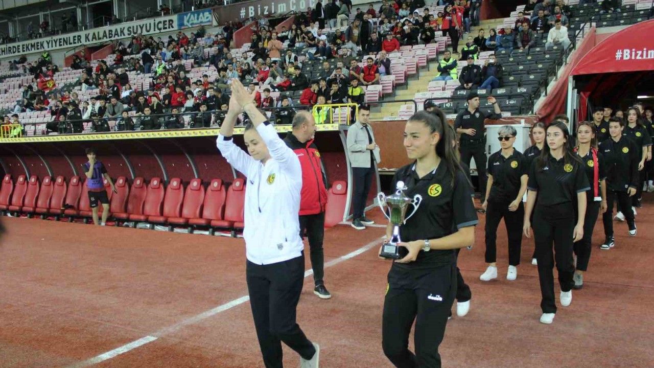 Şampiyon Eskişehirspor Kadın Futbol Takımı stadyumda kupayla taraftarı selamladı