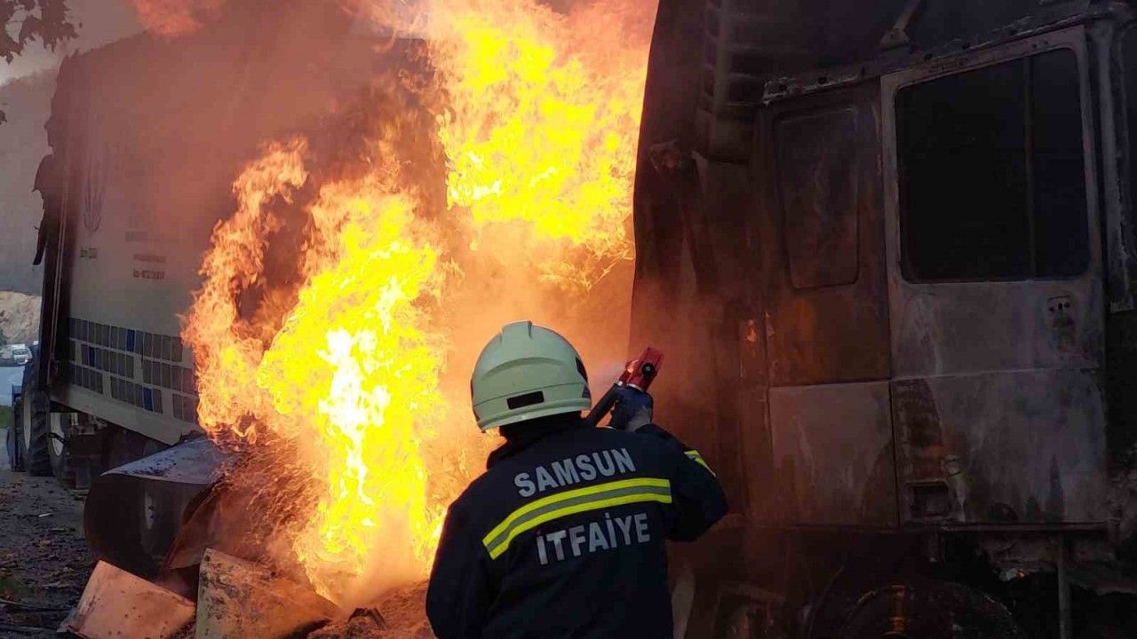 Samsun’da 21 ton PVC hammaddesi yüklü tır alev alev yandı