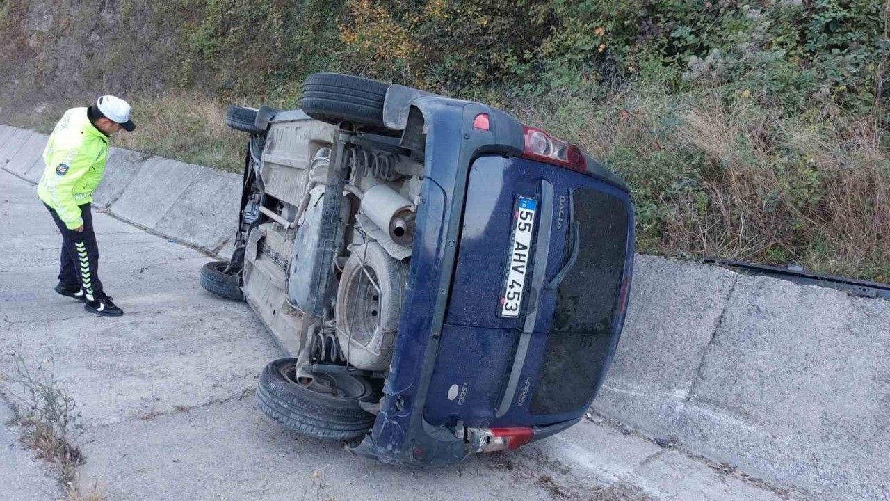 Samsun’da otomobil su kanalına devrildi: 2 yaralı