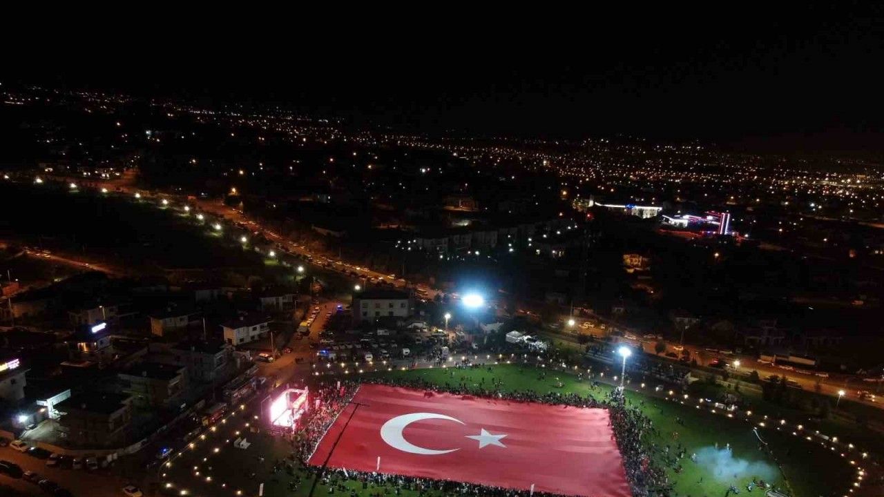 Talas, 100. yılı dünyanın en büyük Türk bayrağıyla karşıladı