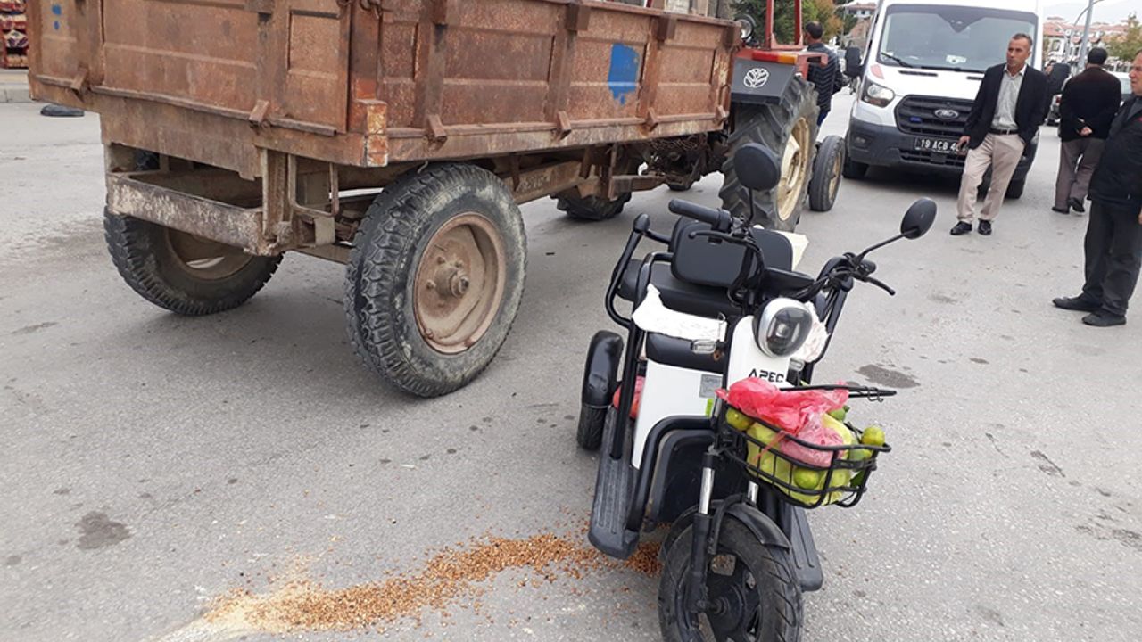 Osmancık'ta korkutan kaza! Traktör ile elektrikli motosiklet çarpıştı