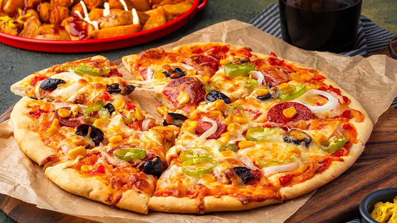 Bu tarifi denemelisiniz: Pizzacıları kıskandıracak ev yapımı Pizza tarifi