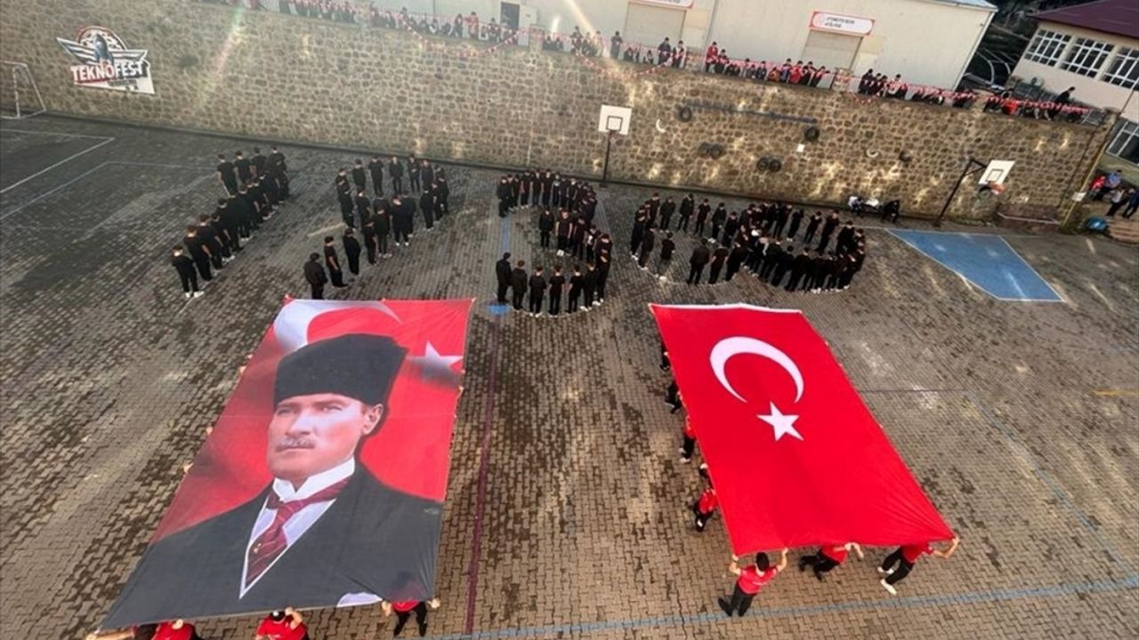 Trabzon'da öğrenciler Atatürk'ü koreografiyle andı