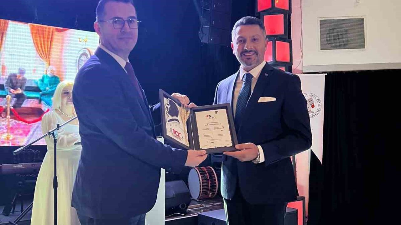 ‘Yılın Belediye Başkanı’ ödülü Hamid Yüzügüllü’ye