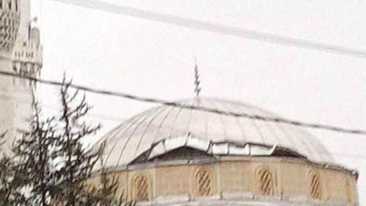 Sungurlu'da fırtına dehşeti: Cami kubbesi zarar gördü, otobüs durağı uçtu