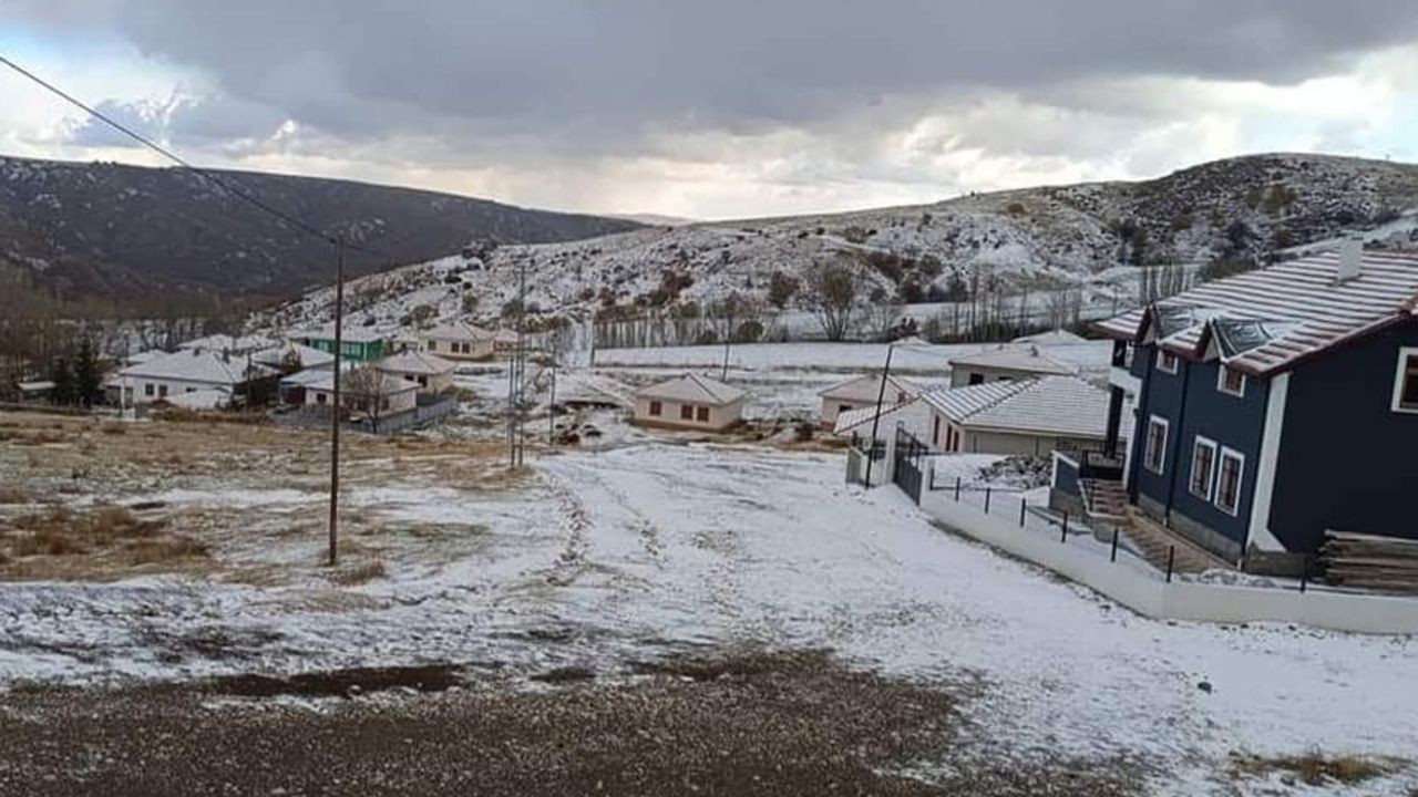 Sungurlu'nun köylerinde kar yağışı başladı