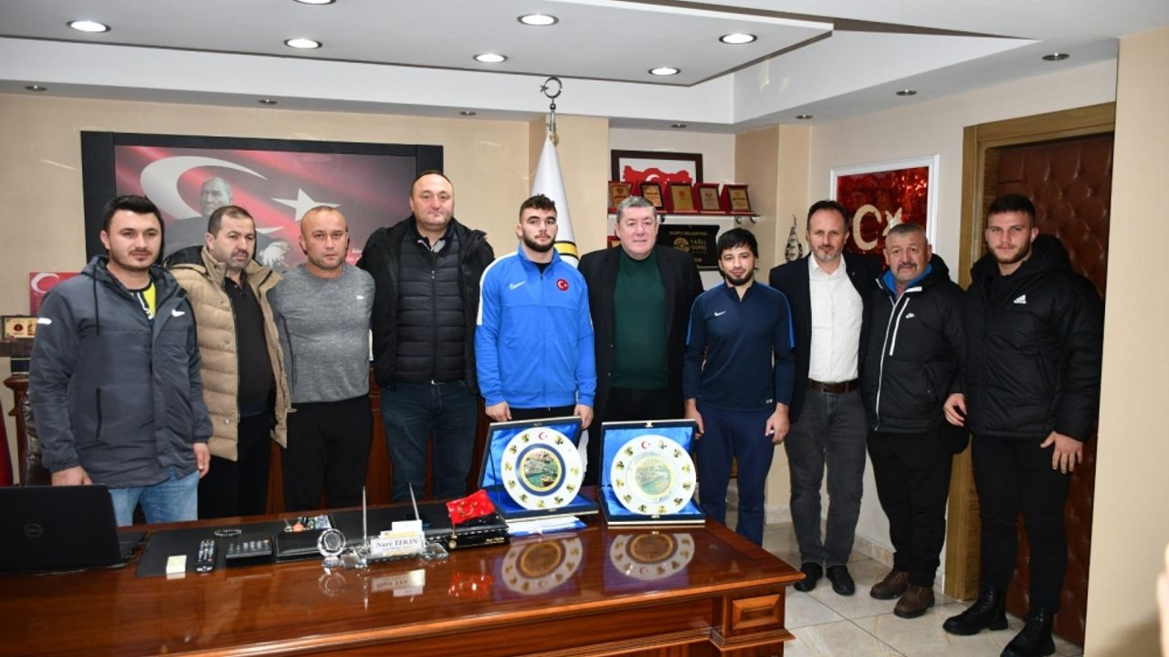 Alaplı Belediye Başkanı Nuri Tekin, şampiyon güreşçiyi ödüllendirdi