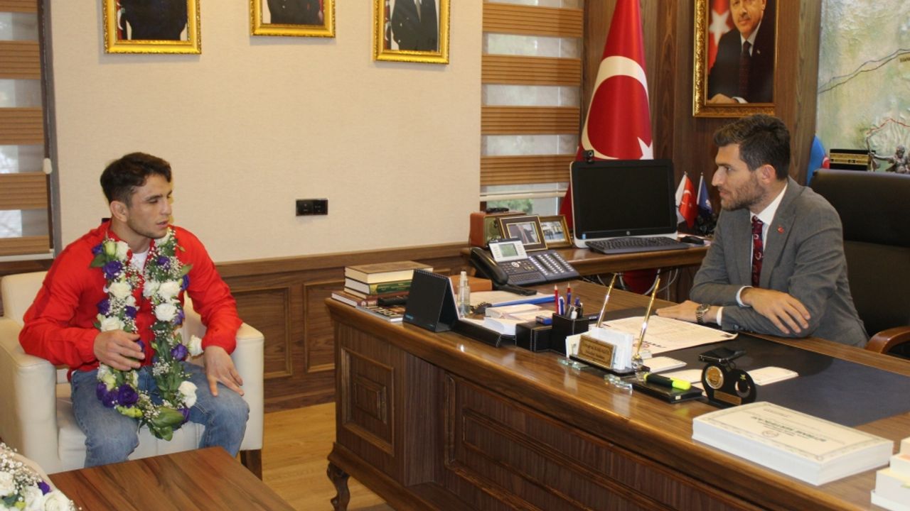 Altın madalya kazanan güreşçiden Erbaa Belediye Başkanı Karagöl'e ziyaret