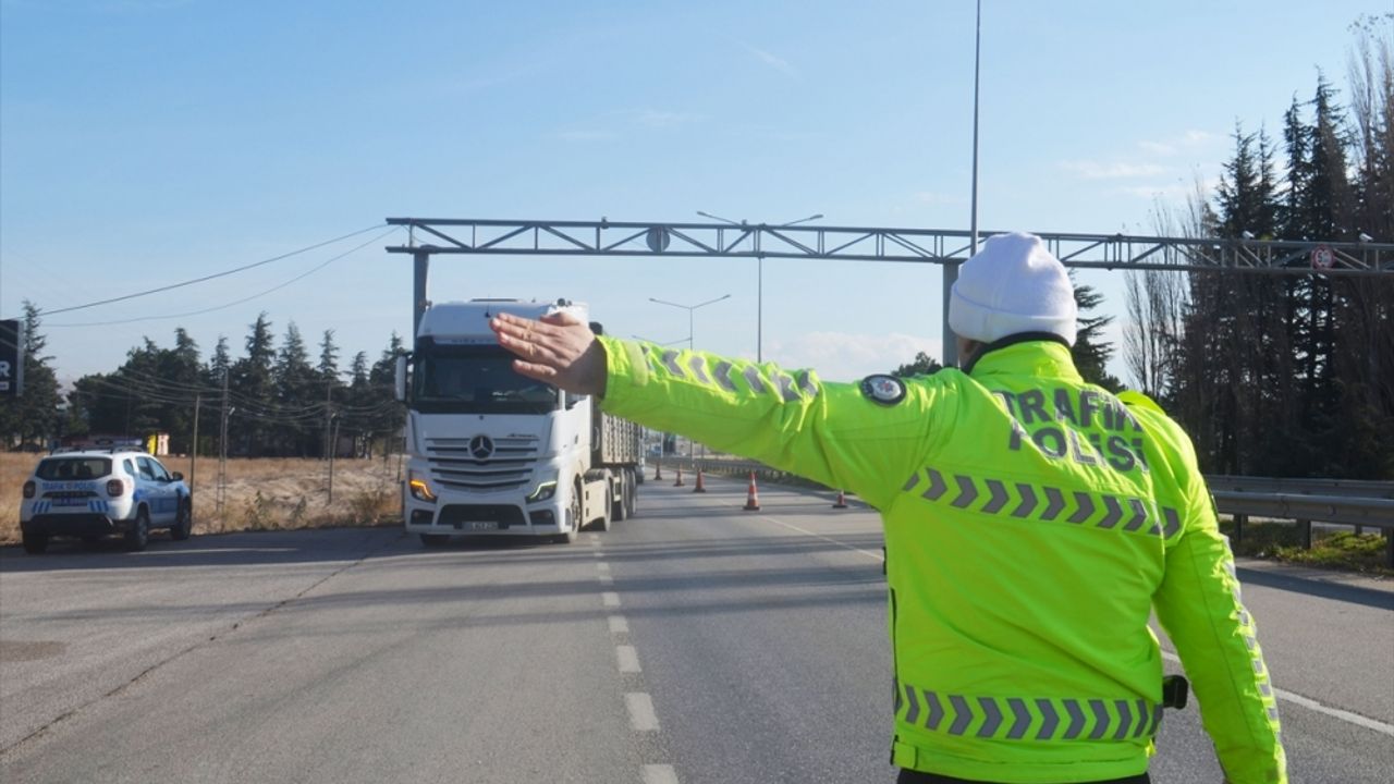 Amasya’da trafik ekipleri ticari araçlarda "zorunlu kış lastiği" denetimi yaptı