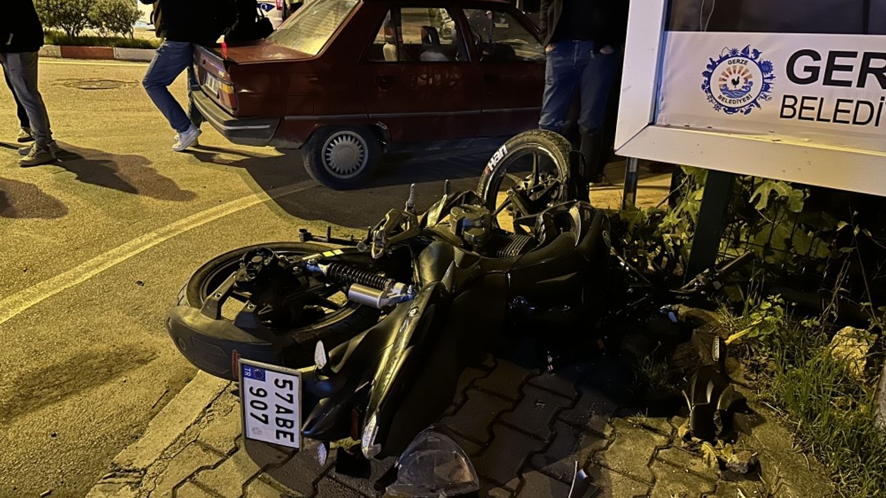 Gerze'de otomobille çarpışan motosiklet sürücüsü yaralandı