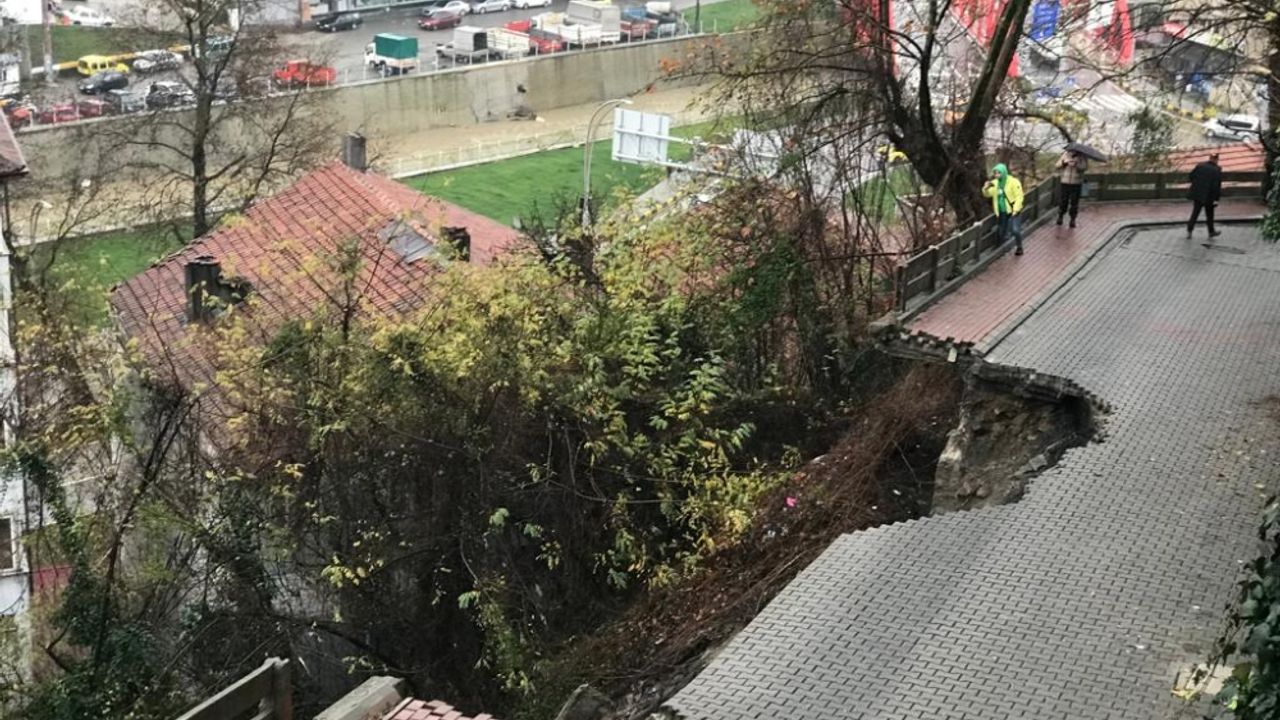 GÜNCELLEME - Zonguldak'ta heyelanda bir bölümü çöken yol trafiğe kapatıldı