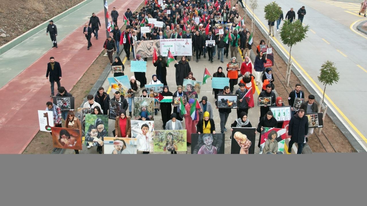 Hitit Üniversitesi akademisyen ve öğrencileri İsrail'i protesto etti