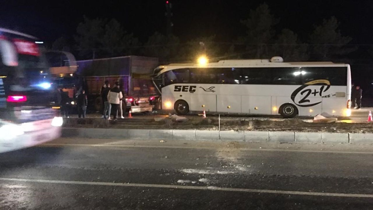 Konya’da yolcu otobüsü tıra çarptı: 11 yaralı
