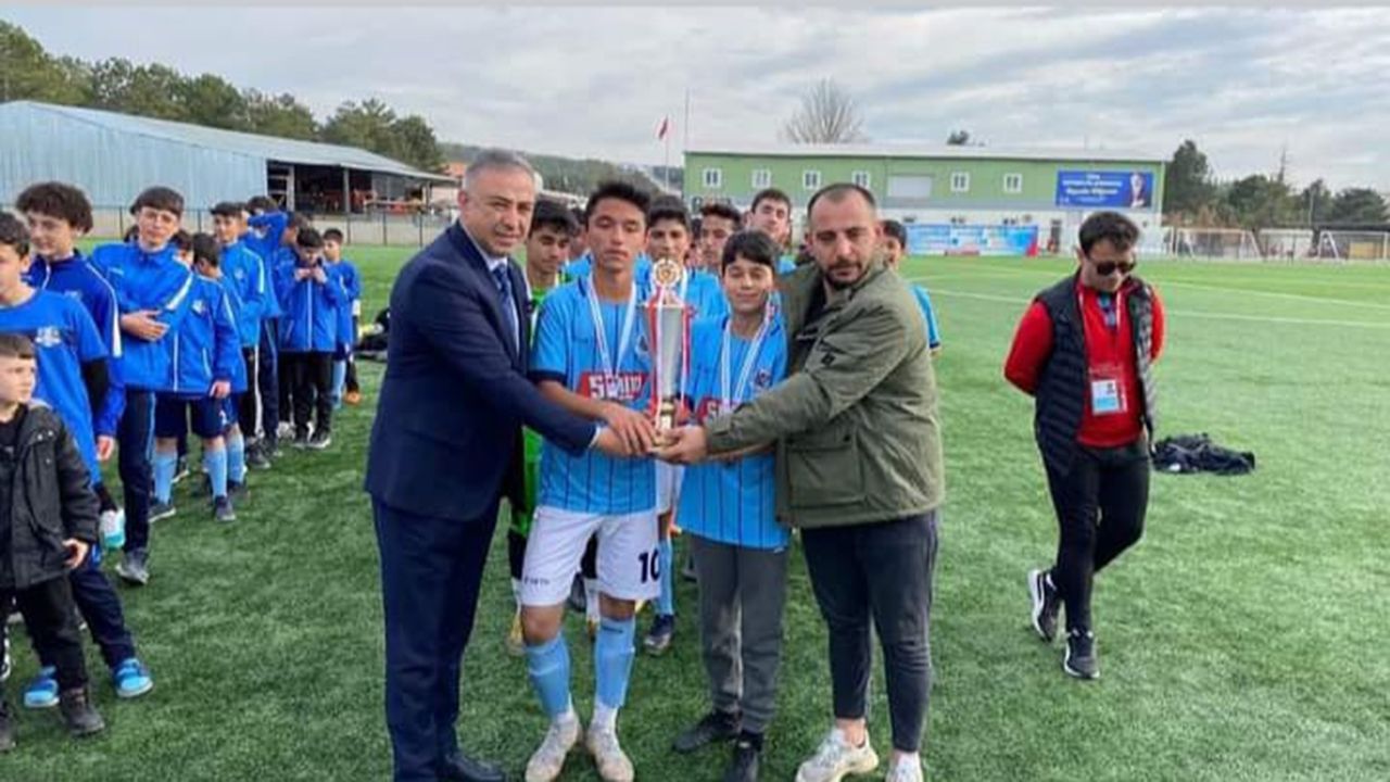 Çorum U-14 şampiyonu Kültürspor, kupasını aldı