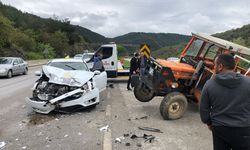 Amasya'da traktör ile otomobil çarpıştı: 3 kişi yaralı