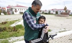 Çorum Valisi Mustafa Çiftçi, depremzede çocukların yüzünü güldürdü