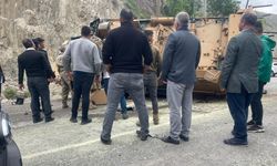 Hakkari'de korkutan kaza: Askeri araç devrildi, 3 asker yaralandı