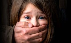8 yaşındaki kız çocuğu gözleri oyulurken toplu tecavüze uğradı!