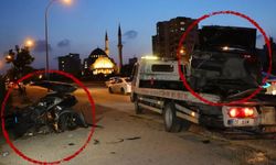 Adana'da feci kaza: Aydınlatma direğine çarpan otomobil ikiye bölündü, sürücü öldü