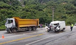 Giresun'da kamyon ile minibüsün çarpıştığı kazada 1 kişi öldü
