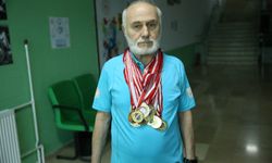 Ordulu 77 yaşındaki Yalçın Ünal, masa tenisinden vazgeçmiyor
