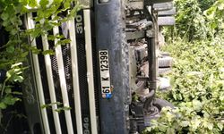 Trabzon'da şarampole devrilen tırın sürücüsü öldü
