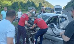 Zonguldak'ta bariyerlere çarpan otomobilin sürücüsü öldü, eşi yaralandı