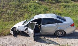Alaca'da trafik kazası: Otomobil şarampole devrildi, sürücüsü yaralandı