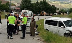Otomobil ve minibüs çarpıştı: 3 yaralı