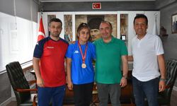 Türkiye şampiyonu güreşçi Özdenur Özmez, Başkan Ali Sülük'ü ziyaret etti