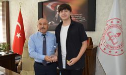 LGS Türkiye birincisi Çorumlu Emir Rıza Özkan, altınla ödüllendirildi