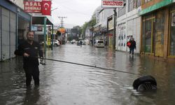 Samsun'da selin ortasında balık tutmaya çalıştı