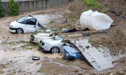 Samsun'da sel felaketi: İstinat duvarı yıkıldı, 5 araç hurdaya döndü