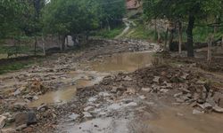 Çorum'da sel felaketi: Sağanak yağış kaldırım taşlarını söktü