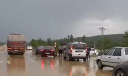 Sağanak yağış Çorum-Ankara karayolunu bastı: Sürücüler zor durumda