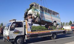 Afyonkarahisar'da korkunç kaza! Tarım işçilerini taşıyan minibüs kaza yaptı: 7 ölü, 14 yaralı