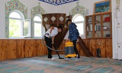 Kastamonu'da gençlik kampına katılan gençler camide temizlik yaptı