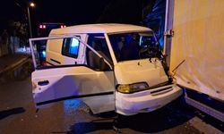 Samsun'da park halindeki kamyona çarpan minibüsün sürücüsü yaralandı