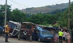 Samsun'da park halindeki traktörlere çarpan otomobilin sürücüsü yaralandı