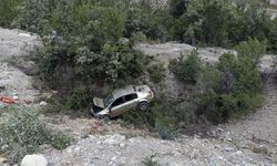 Sinop'ta otomobil dereye devrildi, sürücü öldü, bir kişi yaralandı