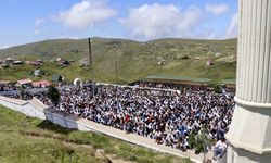 Üstü açık tarihi camide cuma namazı geleneği devam ettiriliyor