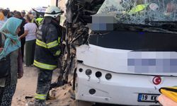 Yolcu otobüsü tıra çarptı, 22 kişi yaralandı