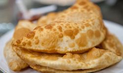 Türk mutfağının vazgeçilmezi: Komşularınızı kıskandıracak Çiğ Börek tarifi