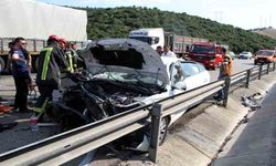 İzmir-Ankara yolunda can pazarı! Tıra çarpan otomobilde 5 yaralı: 1'i ağır